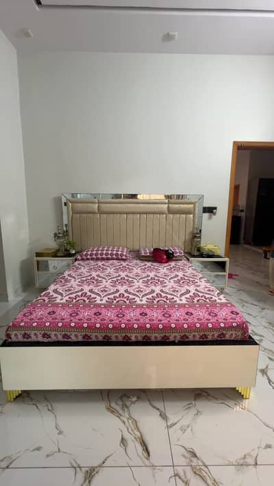 Queen Size Bed Room Set with 2 Side Tables – Like New Condition
