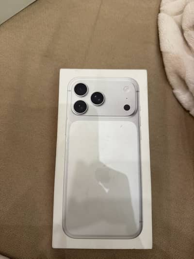 Brand new 17pro Max non pta Silver (TRA) Warranty