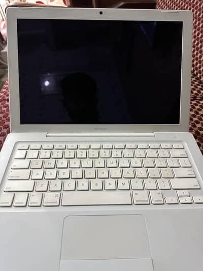 Apple Macbook 13-Inch | Model 2009