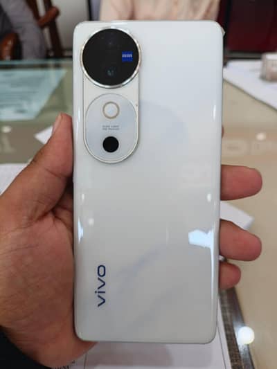 Vivo v40 5G 12-256 white