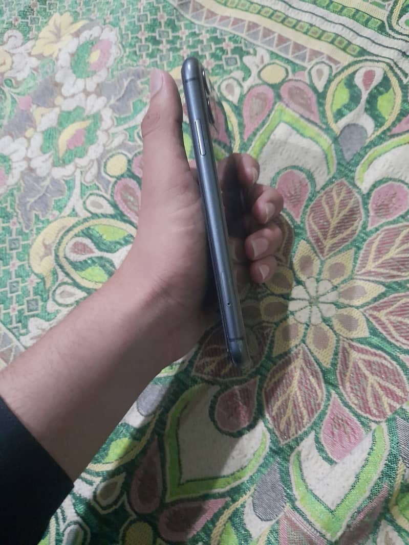 iPhone 11 4