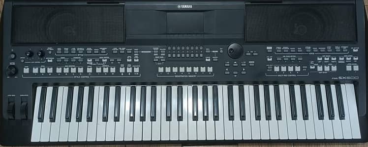 Yamaha PSR SX600 with Bag