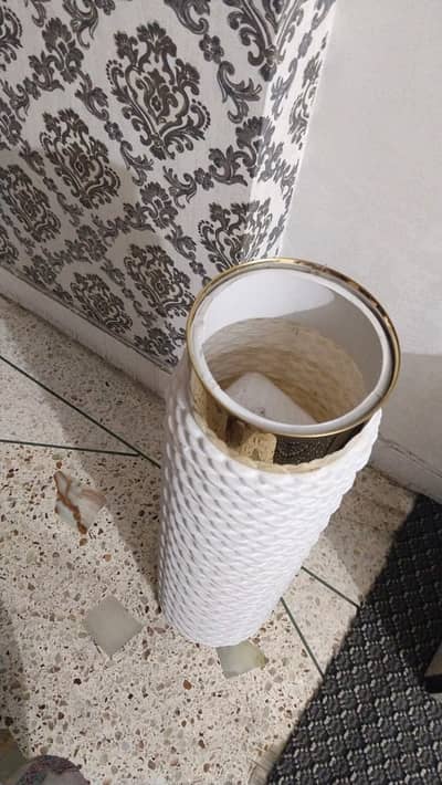 Decorative Flower Vase / Modern Home Decor Piece – Elegant Design