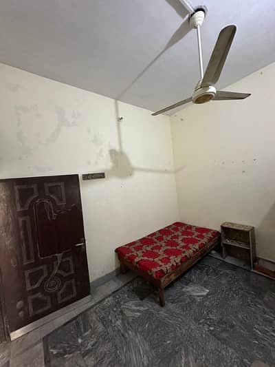 Rooms for rent in setlithtown  gujranwala