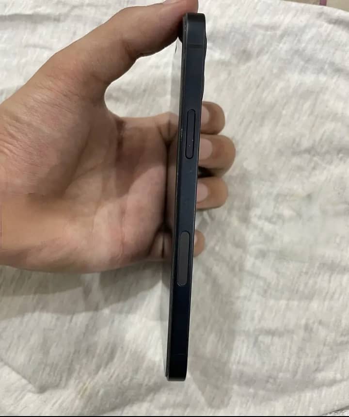 Apple iPhone 12 4
