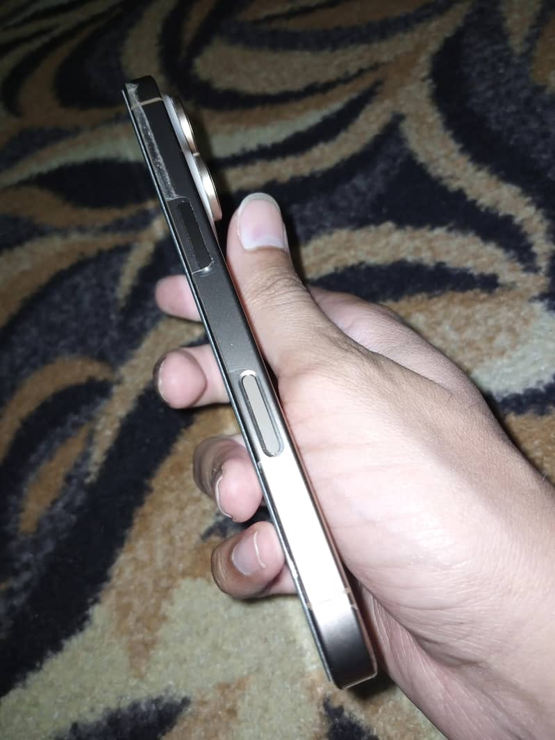 Apple iphone 16 Pro 4