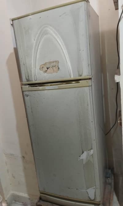 Dawlance Refrigerator_ Excellent Cooling_ Medium Size_ Old Model