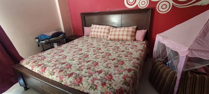 woden bed set with side tables