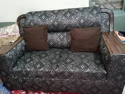 sofa achi condition Mai hai