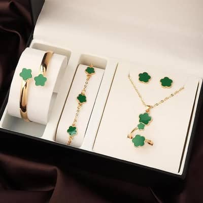 Flower design resin plating resin necklace and resin bracelet.