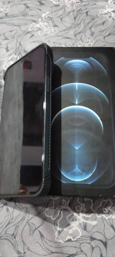 Iphone 12 pro max 100% water paak lady use phone