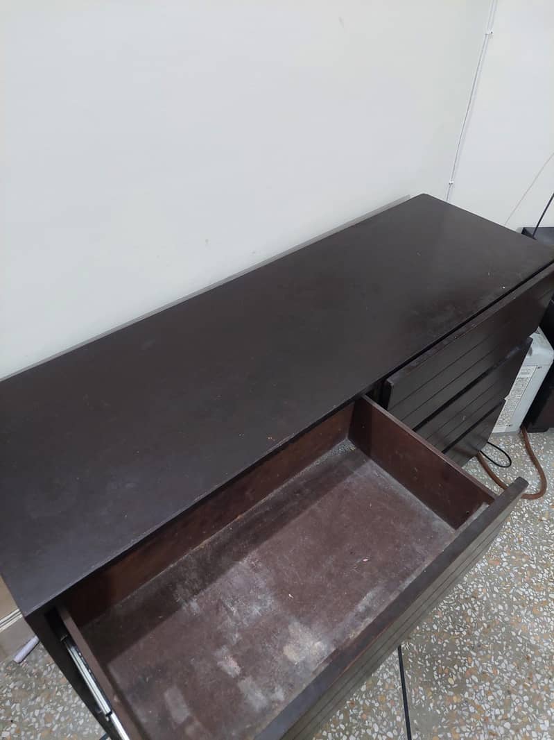 Single bed with side table and dressing table with mirror 4