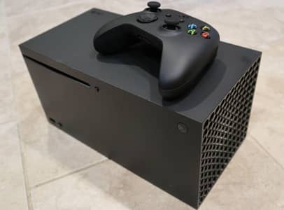 Xbox Series X 1TB – Barely Used – Complete Box & Accessories
