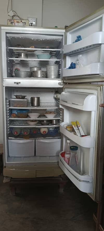 Refrigerator and stabilizer