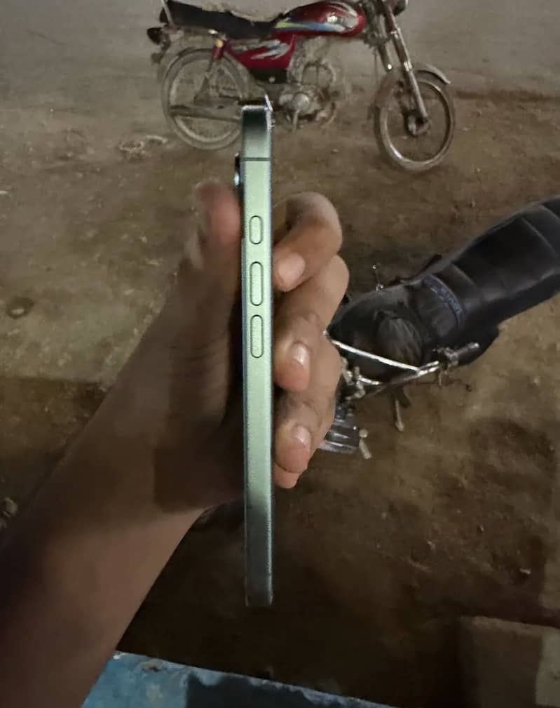 iPhone 16 1