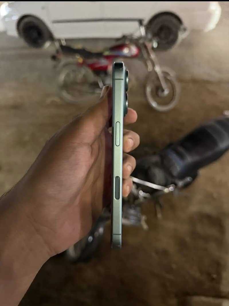 iPhone 16 3