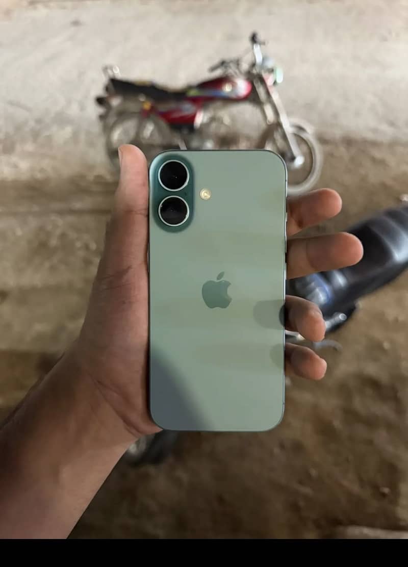 iPhone 16 4