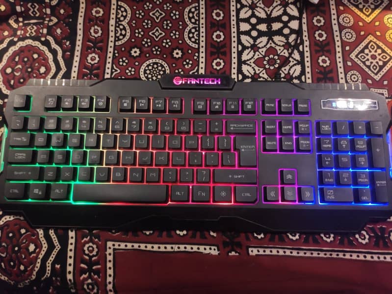 Gaming pc with gaming mouse keyboard 2