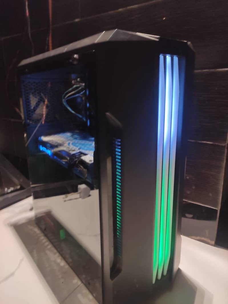 Gaming pc with gaming mouse keyboard 4