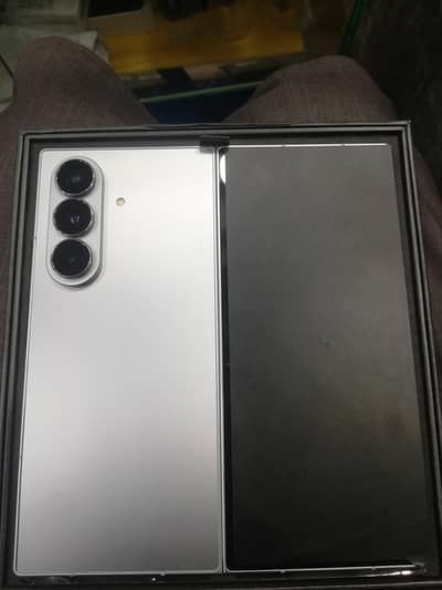 Samsung galaxy Z Fold 7 SILVER 512 gb  Full sim time  complete box