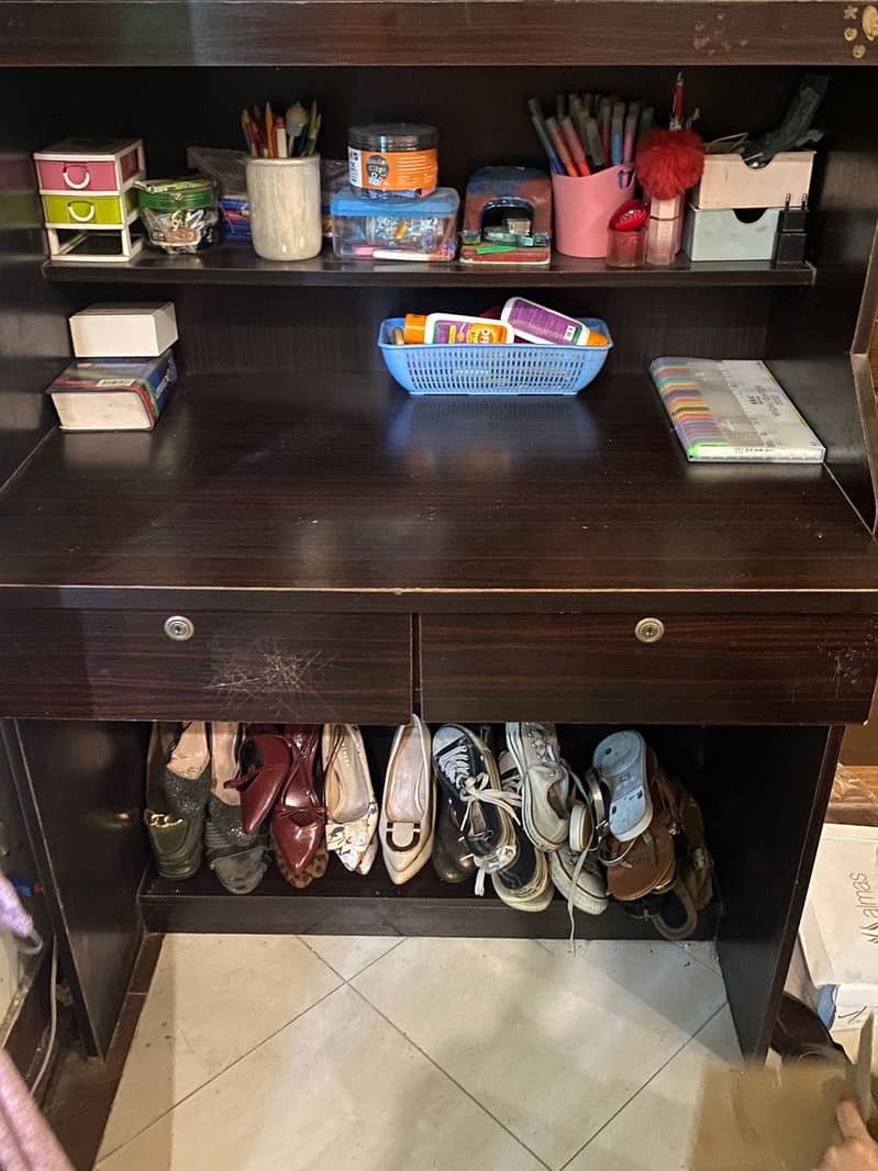 Study table very good condition 1