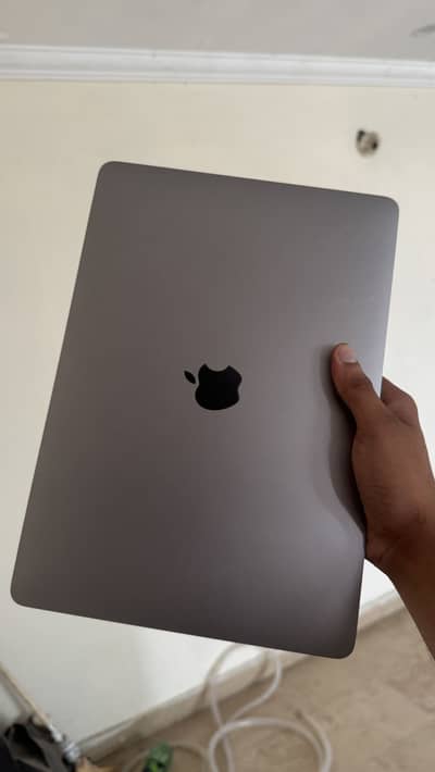 MacBook Pro 2019 8gb 256gb touchbar 13 inches