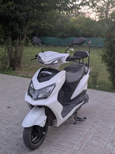 METRO THRILL e-scooty