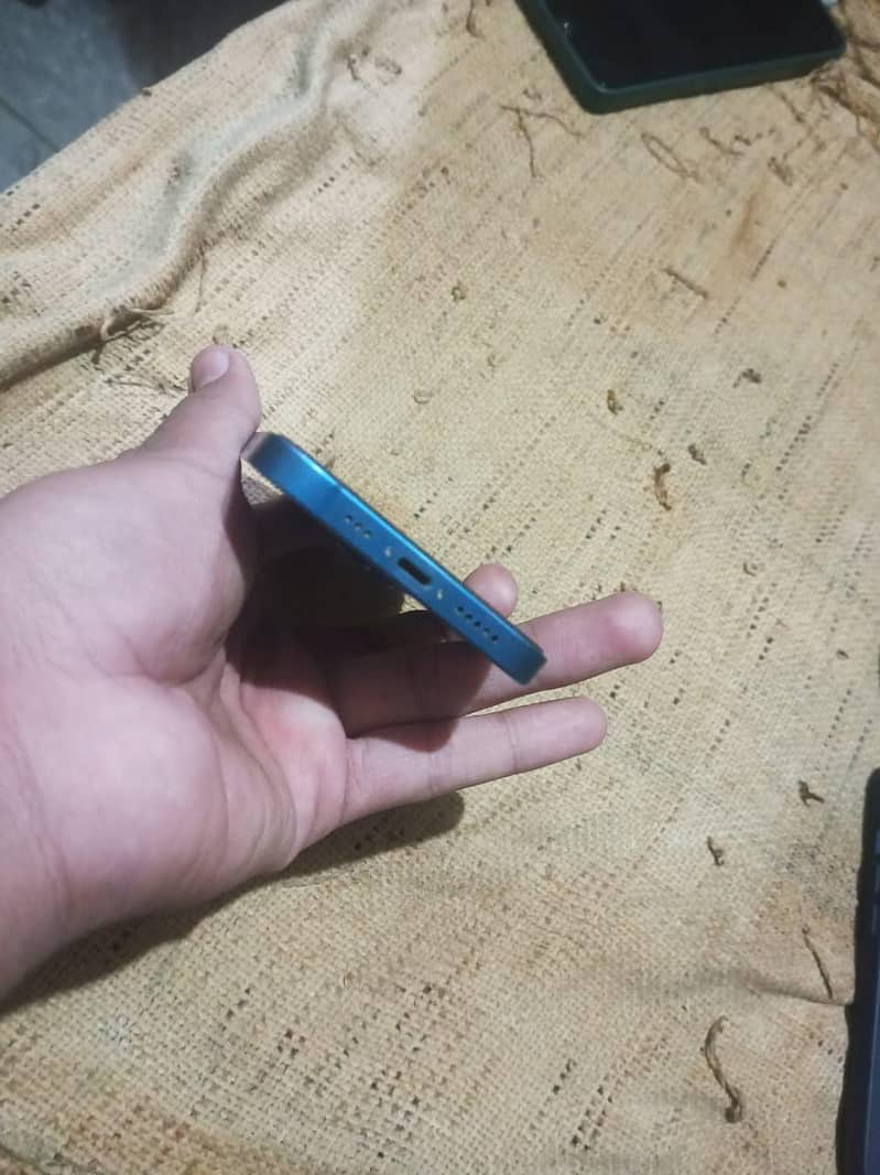 iPhone 13 4