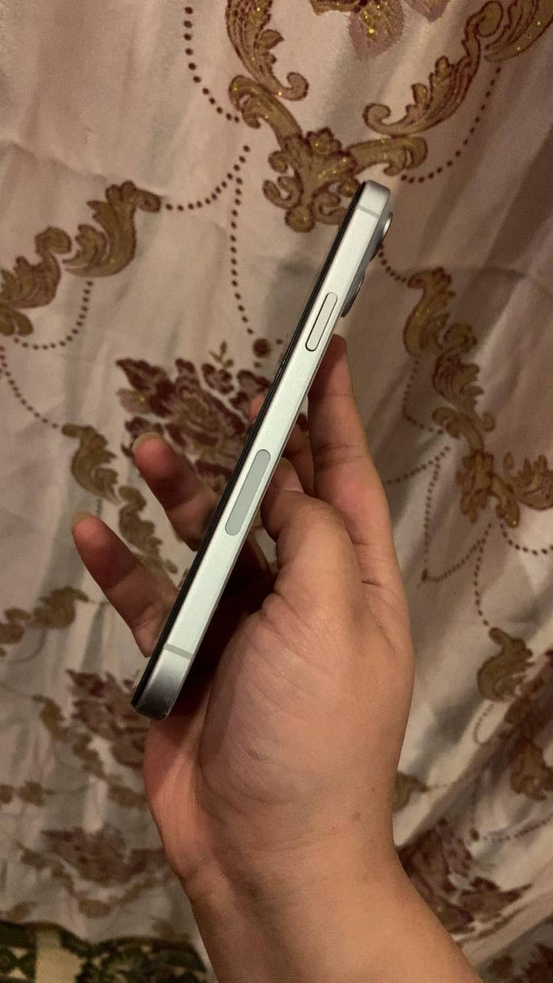 IPHONE 15 PLUS 4