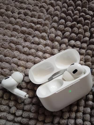 Wireless earbuds with noise cancellation and long battery life