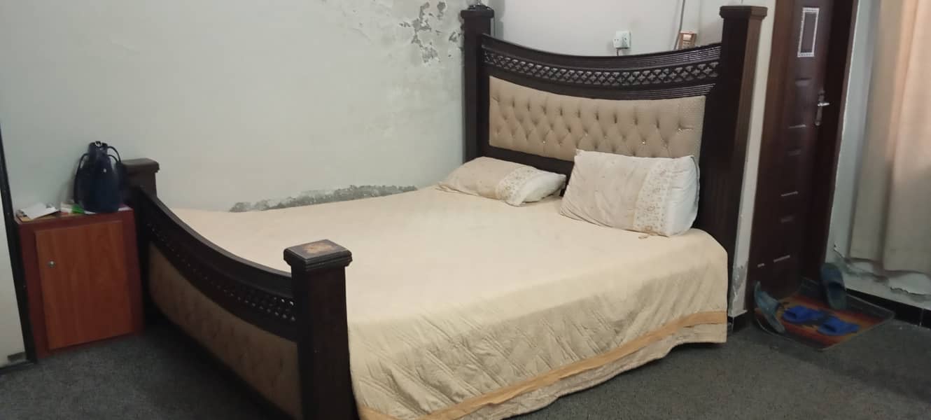 King size double bed 0