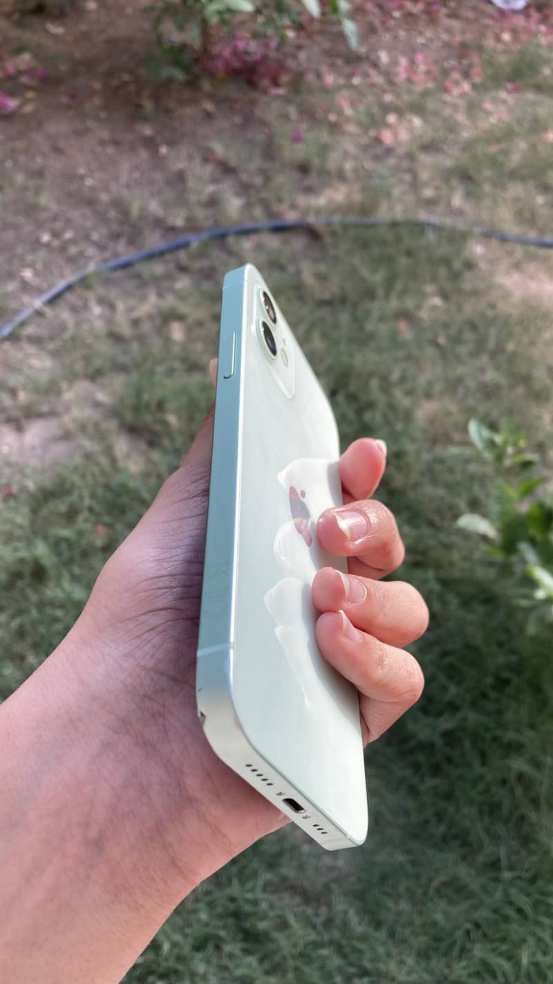 Apple iPhone 12 4