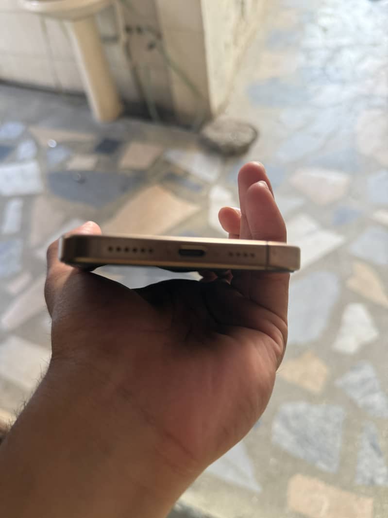 Iphone 16 pro max 4