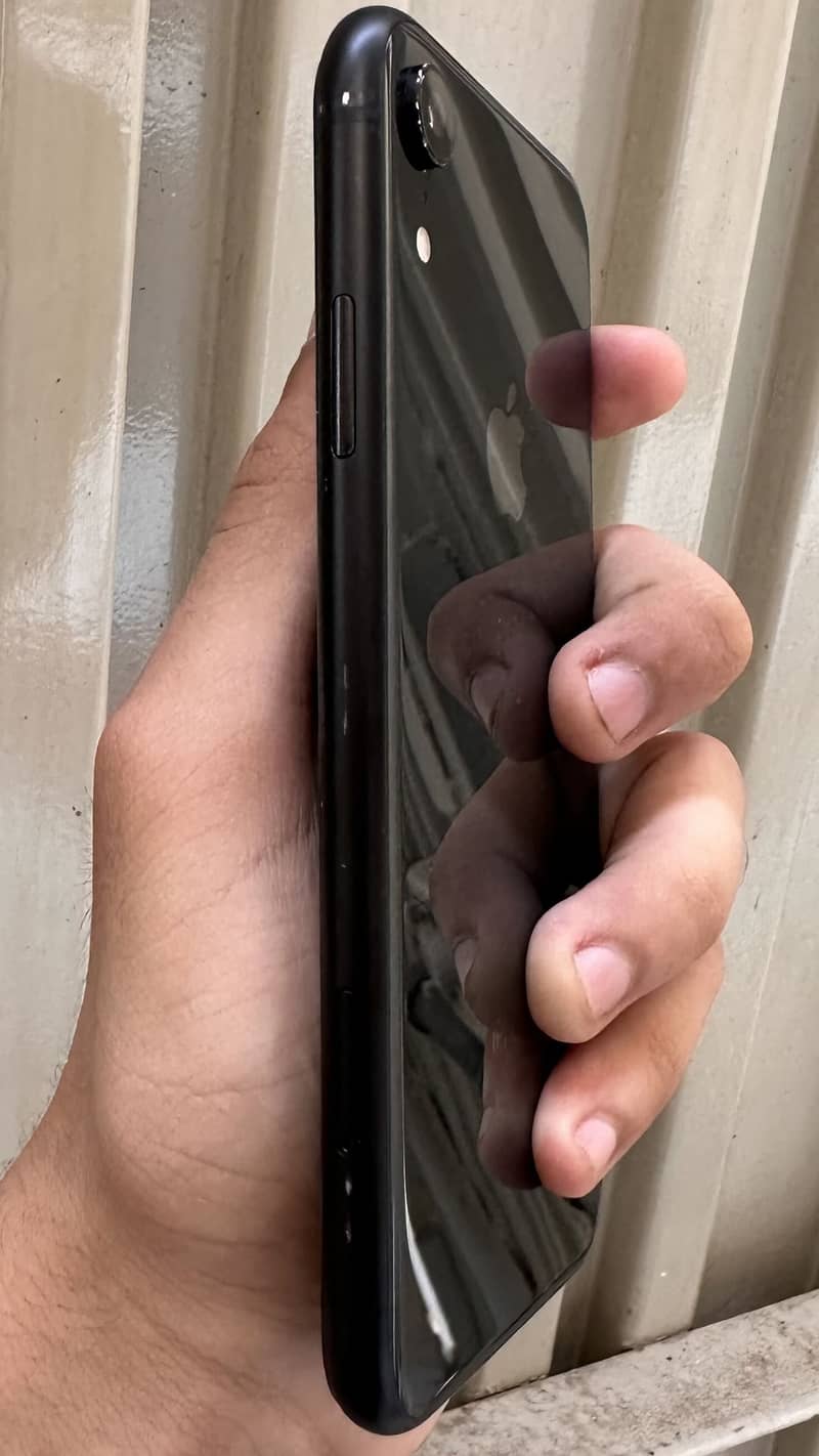 iPhone XR mint condition 3