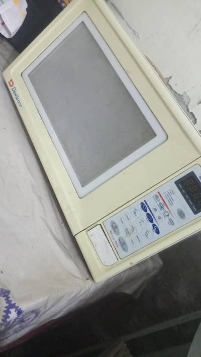microwave Dawlance full size in good condition