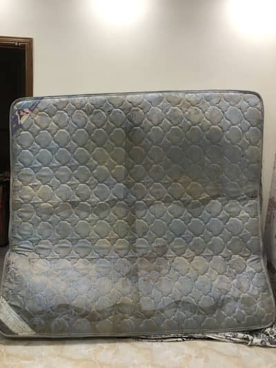 Master motly foam queen bed