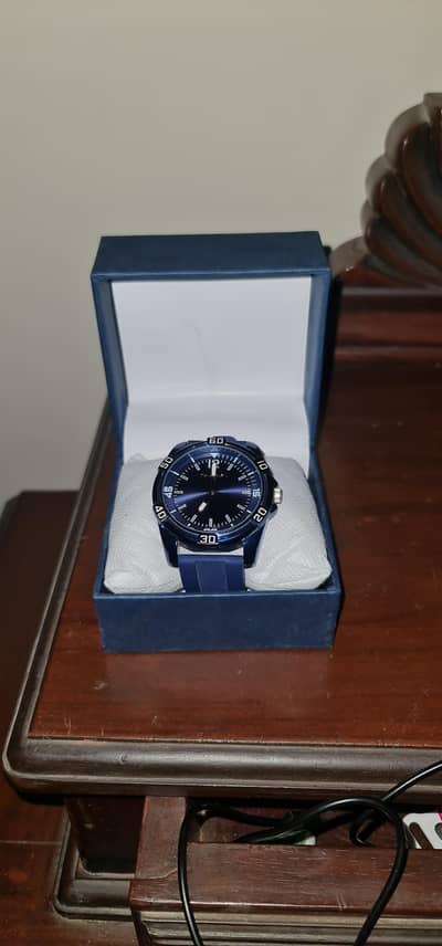tahari watch
