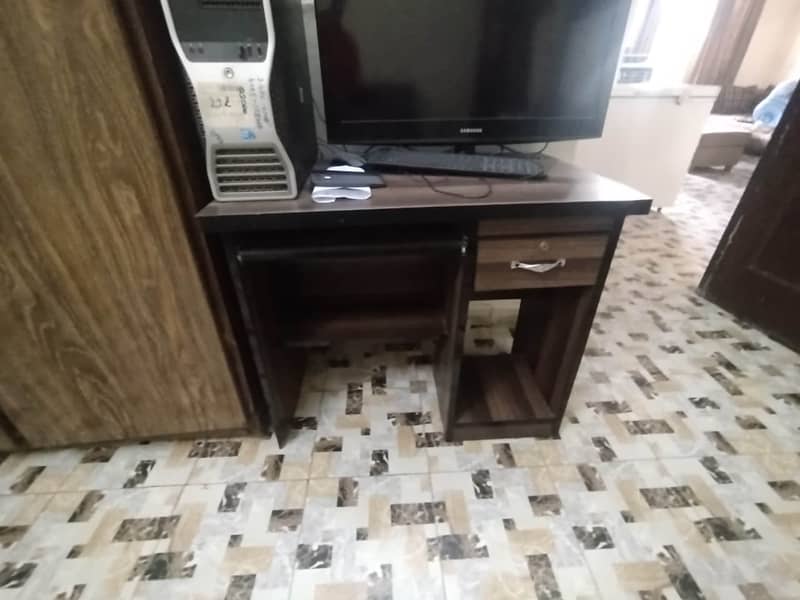 Computer / Study Table with Drawer & CPU Space – Good Condition 3