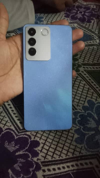 9/10. phone hai cahgr box sath hai no any fulit vivo v 27e