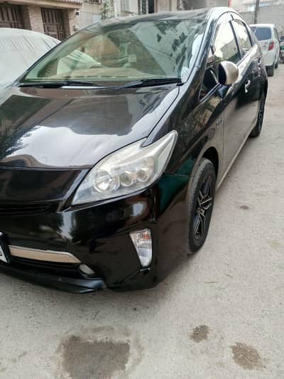 Toyota Prius plugs in hybrid phv