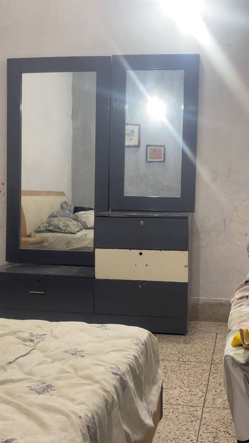 King size bed or 2 sofay 3