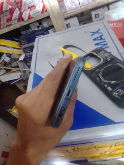 Mobile used me ha  dabani ha charger b ni ha. sirf mobile ha