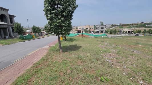 10 Marla Beautiful Location Plot For Sale Demand 2.00 Crore