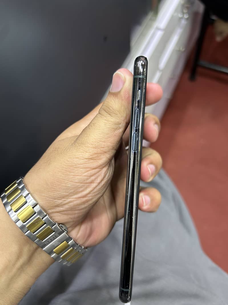iPhone 11 Pro Max 4