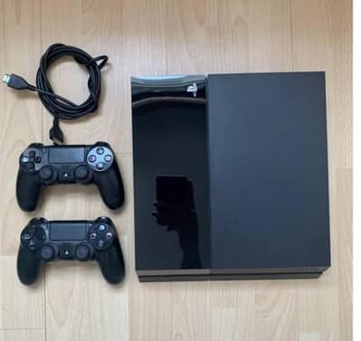 PS4 FAT 500 GB WITH 3 GAMES AND ACCESSORIES