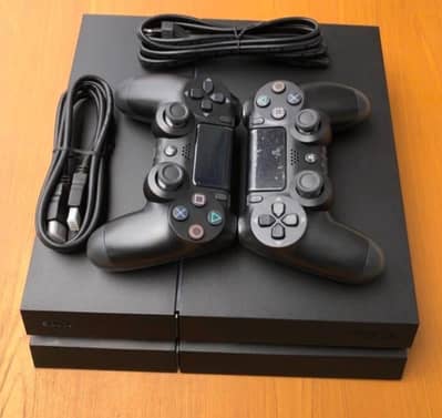 PS4 FAT 500 GB WITH 3 GAMES AND ACCESSORIES