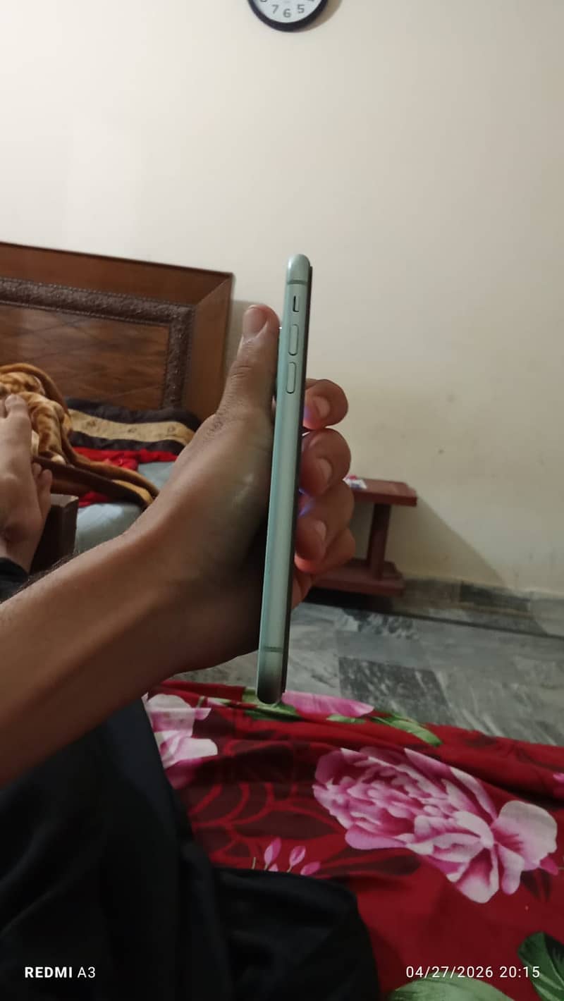 Apple iPhone 11 4