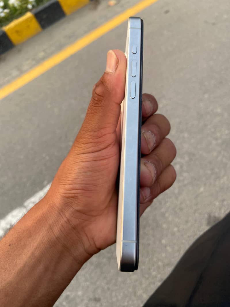 Apple iPhone 15 Pro Max 2