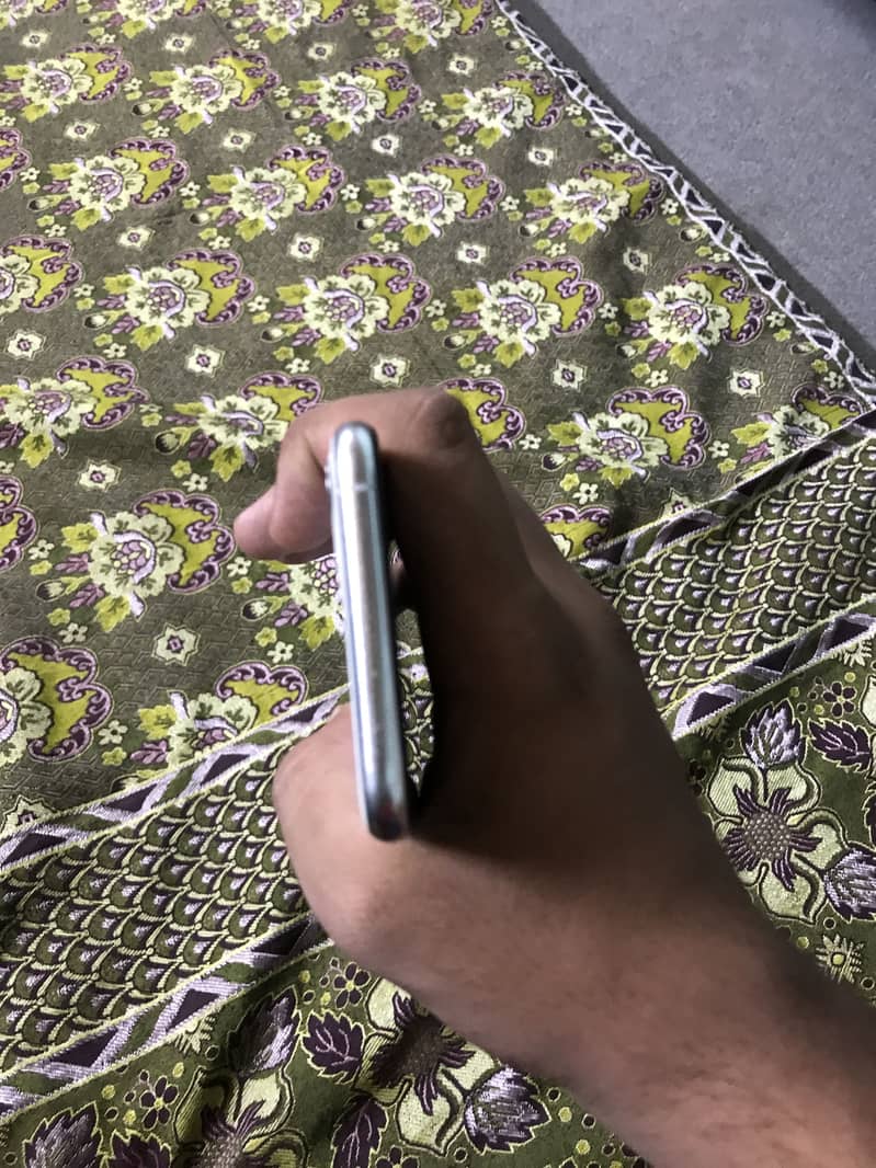 iPhone 11 Pro 4