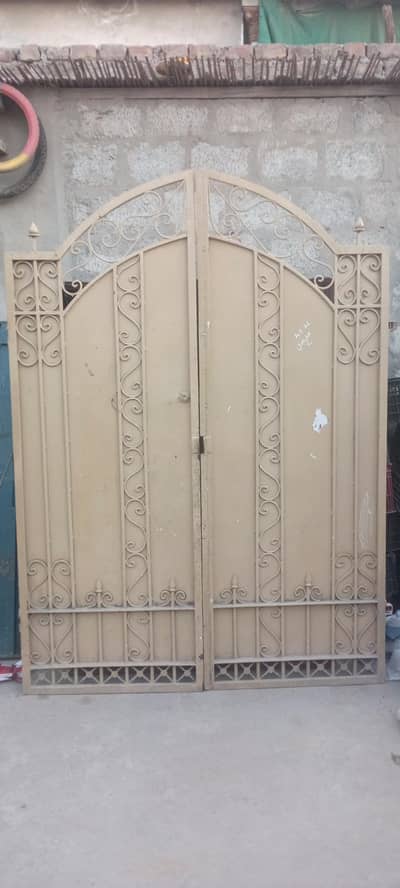 gar ka darwaza ha 5 feet chora 7 feet leght ha